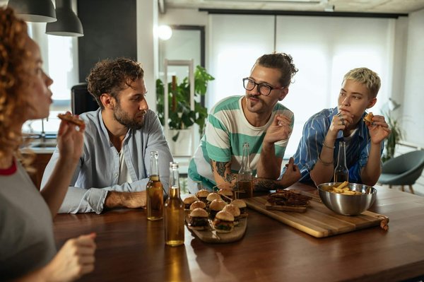 Comment organiser une soirée d'échecs thématique inspirée par des parties historiques?