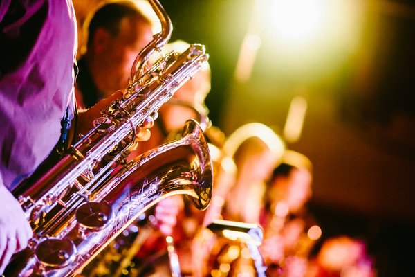 Quelles sont les étapes pour créer un festival de jazz local?